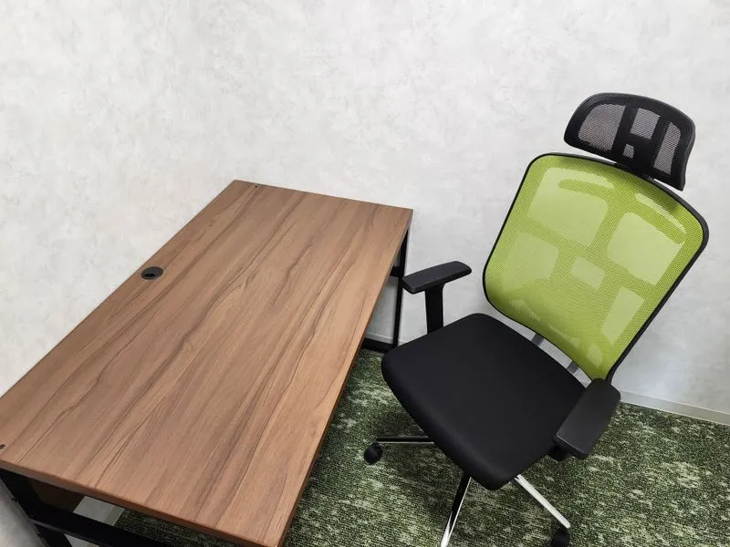 402号室 デスク付個室（1名利用）